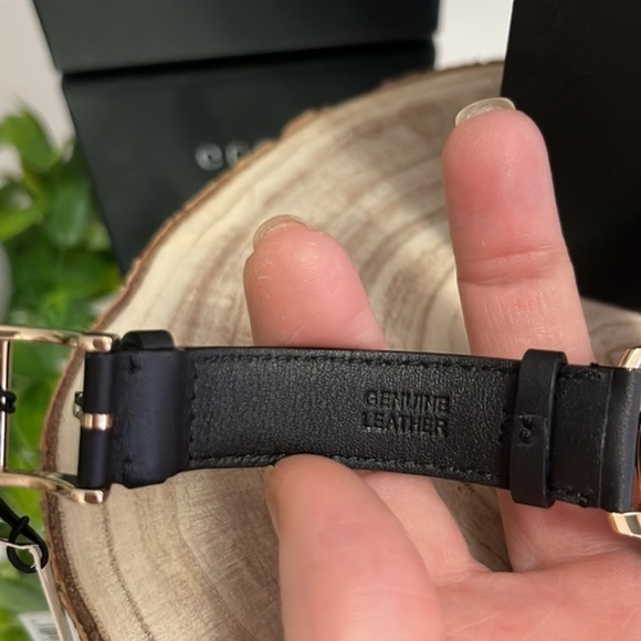 ❤️ ✨G-timeless Mother of Pearl Dial Ladies Watch ✨YA1264044 - Picture 9 of 15